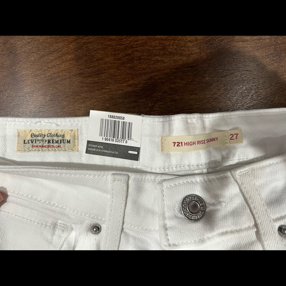 Levi’s 721 High Rise Skinny Jean in White - Size 27